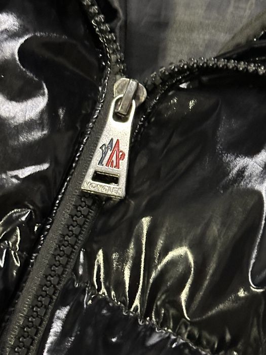 Geacă bărbați Moncler neagră, lucioasă cu glugă