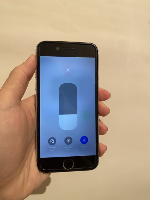 Продам Iphone SE 2020