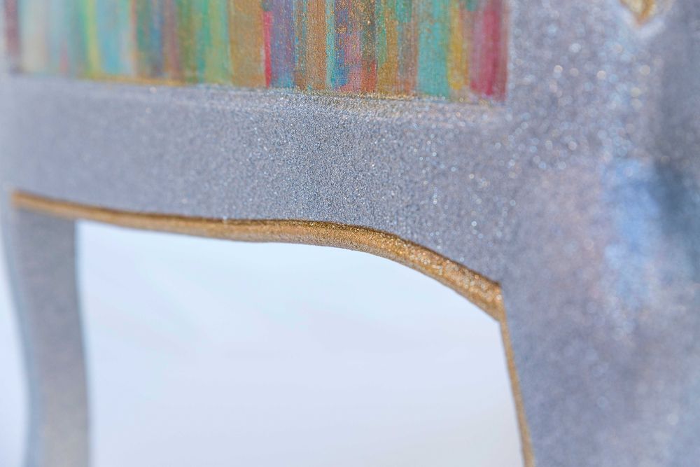 Ръчно рисуван дъбов скрин. Богата сребърна и златна декорация.