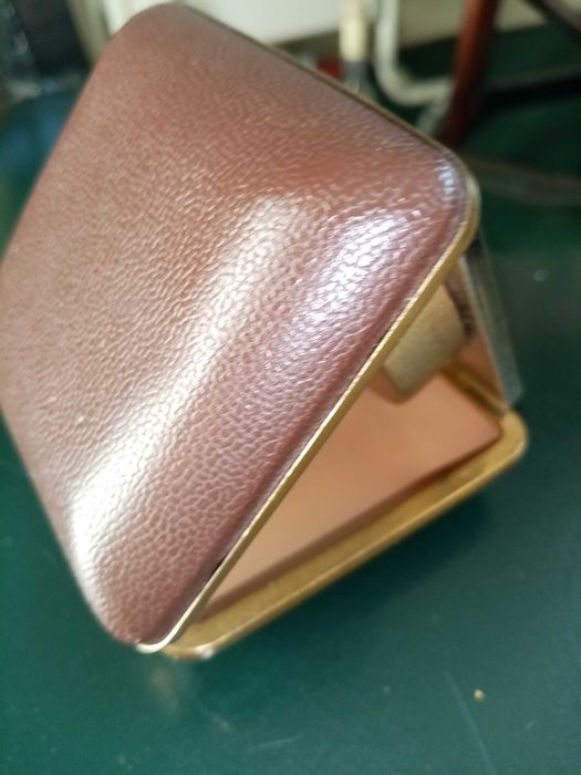 Ceas mecanic de voiaj, perfect funcțional și estetic.