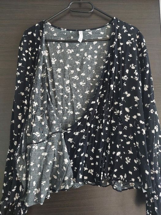 Черна блуза на цветенца