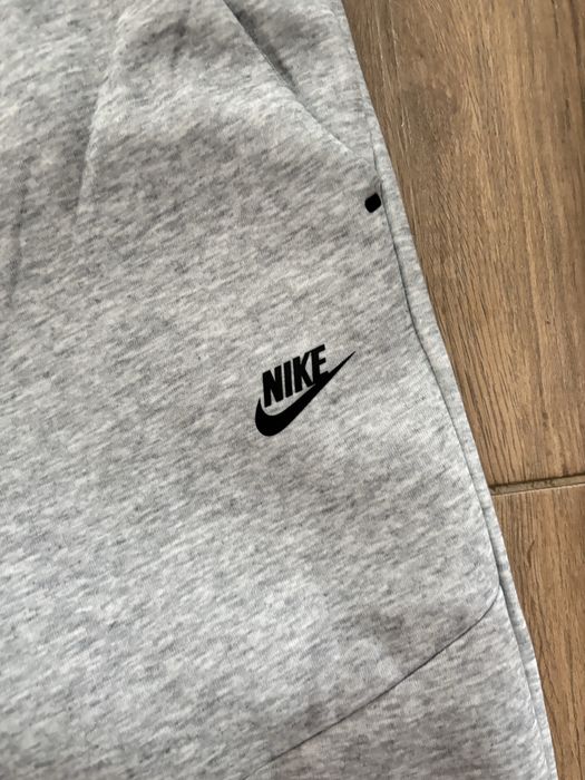 Pantaloni Nike Tech