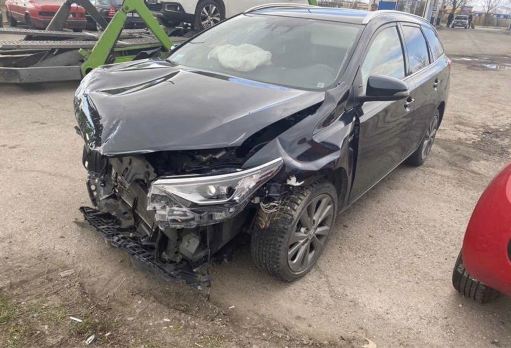 Toyota Auris hybrid на части