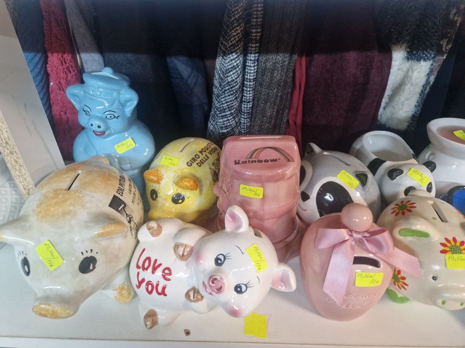 Разпродажба сувенири от дърво и порцелан