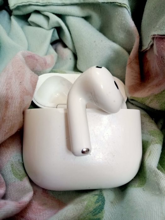 AirPods 4 оригинальные, без коробки