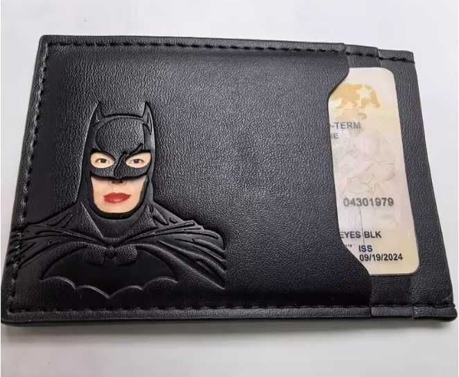 Компактен портфейл за лични документи и карти в маската на Батман