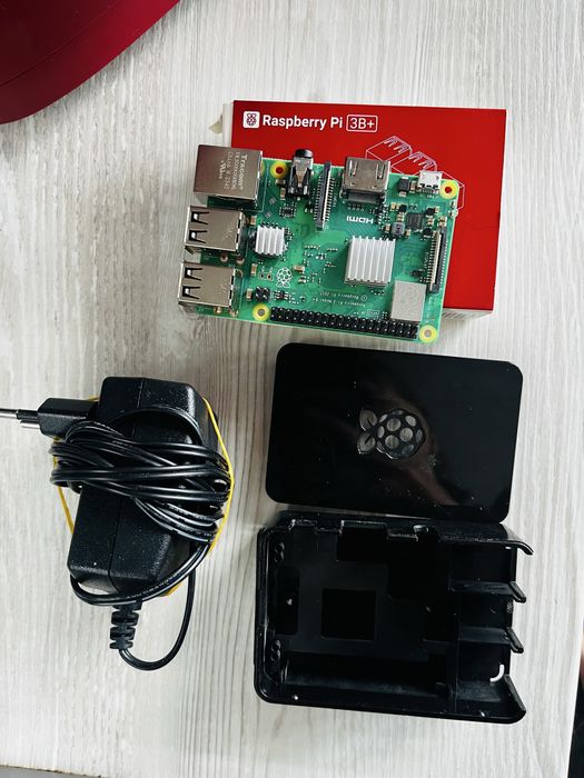 Raspberry Pi 3 Model B+ (cu carcasă, cutie, manual) – fără card