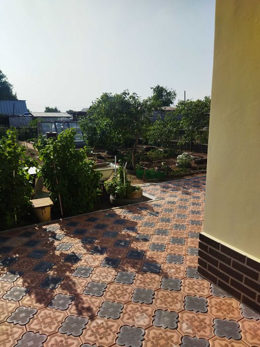 продаю дачный участок с домом в городе, торг.