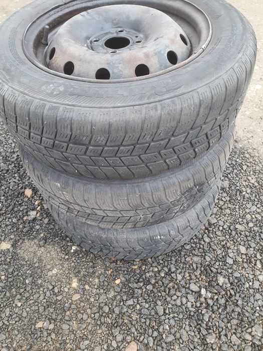 Vând. Roți Logan R15 echipate cu cauciucuri de iarna