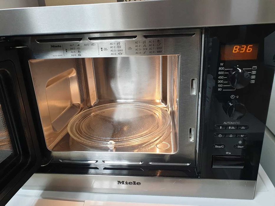 17L - Miele M8151-2 Микровълнова Фурна с Грил за вграждане