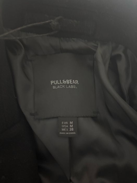 НОВО Pull&Bear черно палто (размер М)