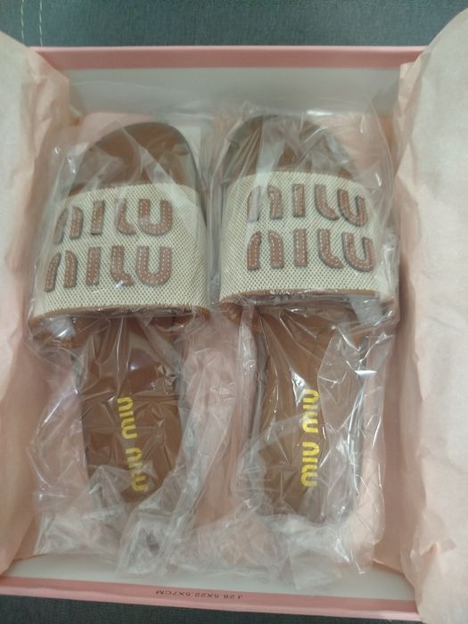 Продается тапочки шлепанцы Miu miu