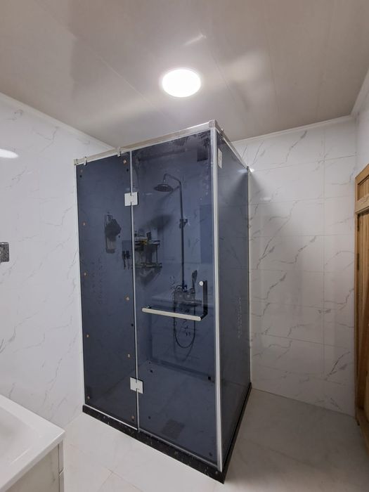 Стеклянные душевые перегородки