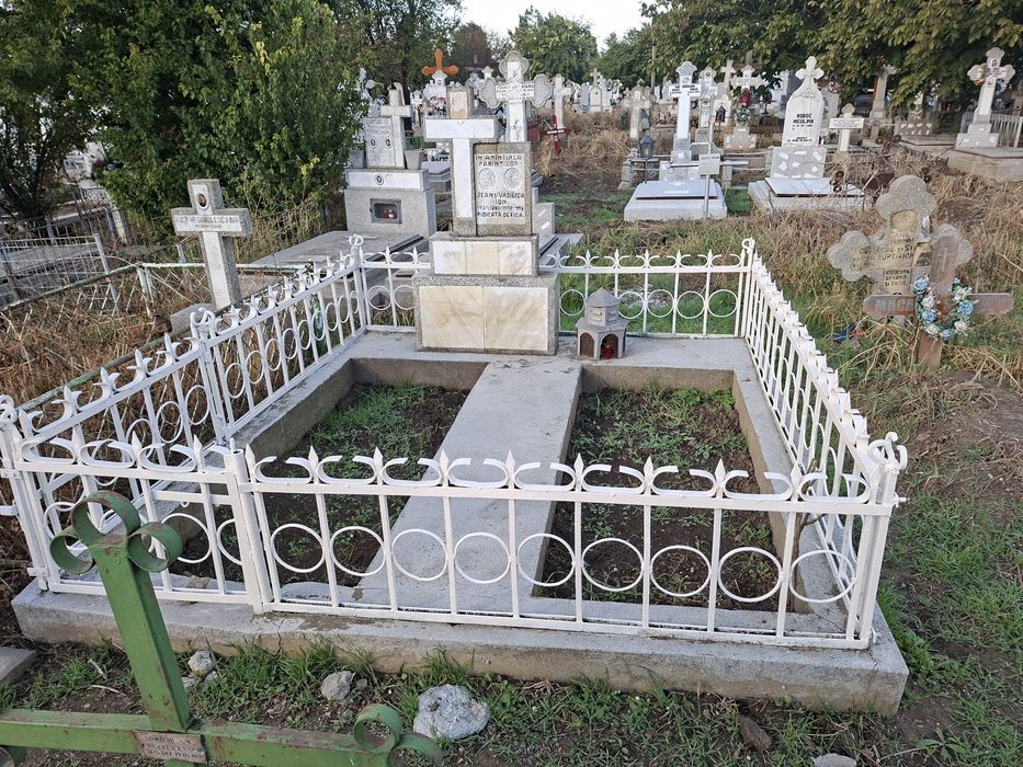 Vând groapa la pământ cu bordura (braila) bordura