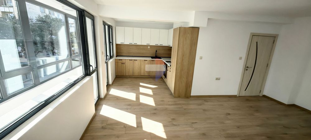 Продава се Тристаен апартамент в Варна, Център - 95 кв.м за 2315 €/кв.м - Снимка #1