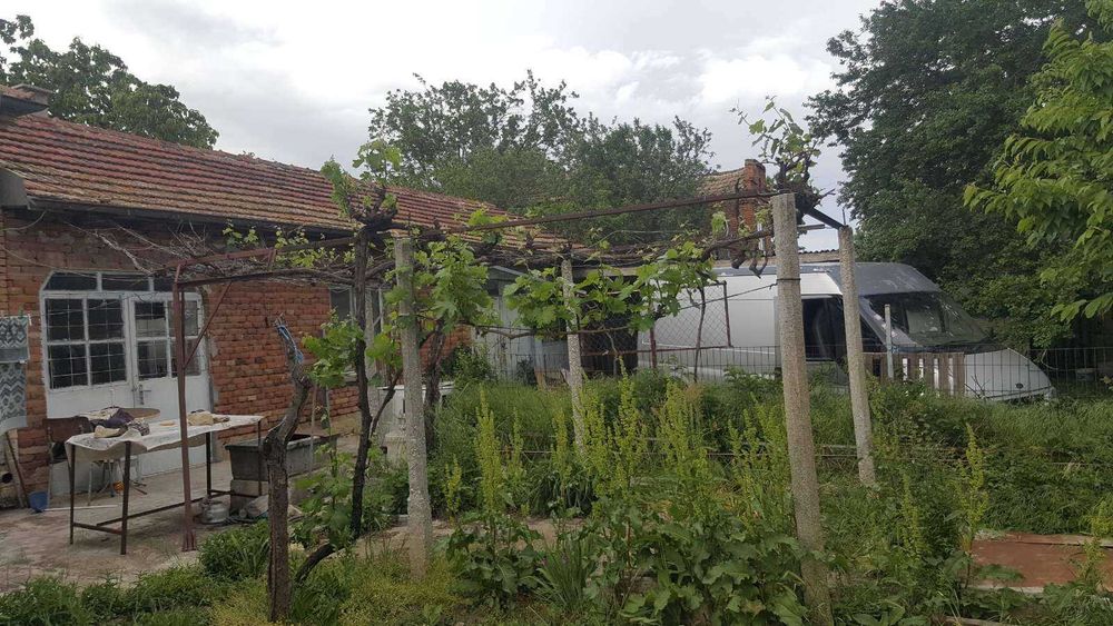 Продавам къща с двор в село червенци