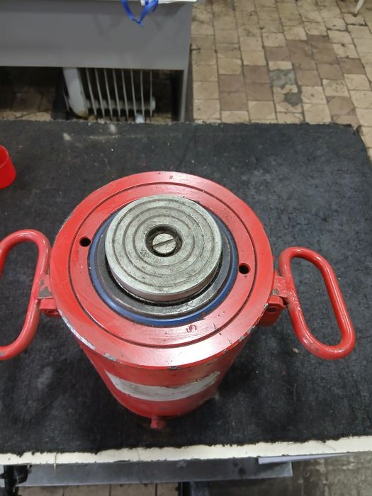 Продам домкрат 100 т