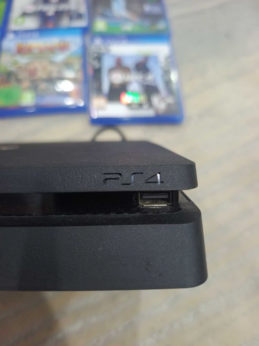 Vând PlayStation 4