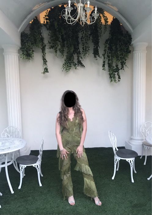 Salopetă verde model purtat de Rihanna