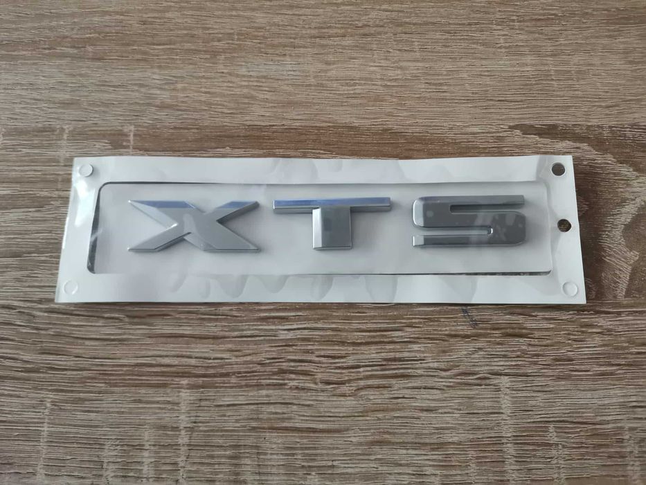 сребристо лого Cadillac XTS стар стил