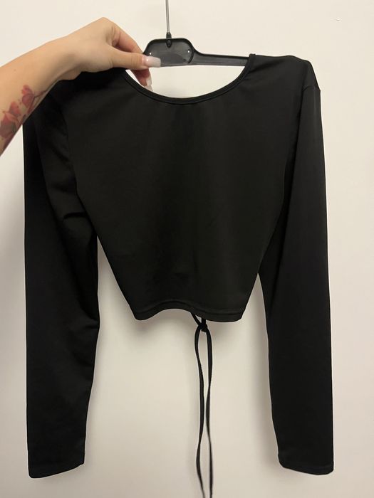 Къса блуза с дълъг ръкав и гол гръб.