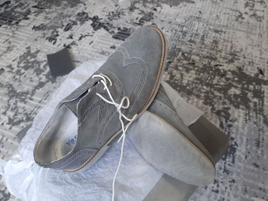 Продаются туфли со шнурком фирмы Varese