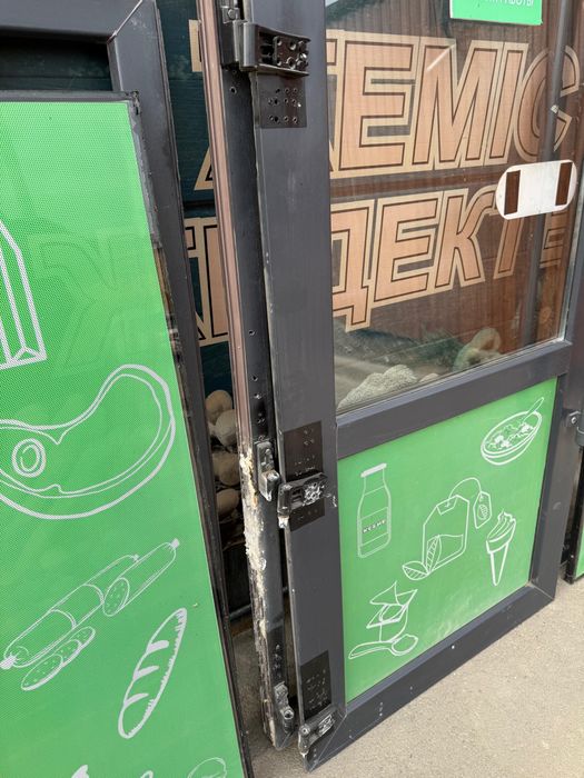 Продам пластиковый дверь с окнами