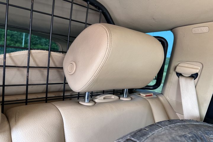 Tetiera spate stanga piele Volkswagen VW Touareg generatia 1 7L