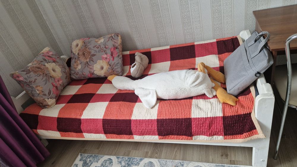 Продается шкаф большой и две кровати