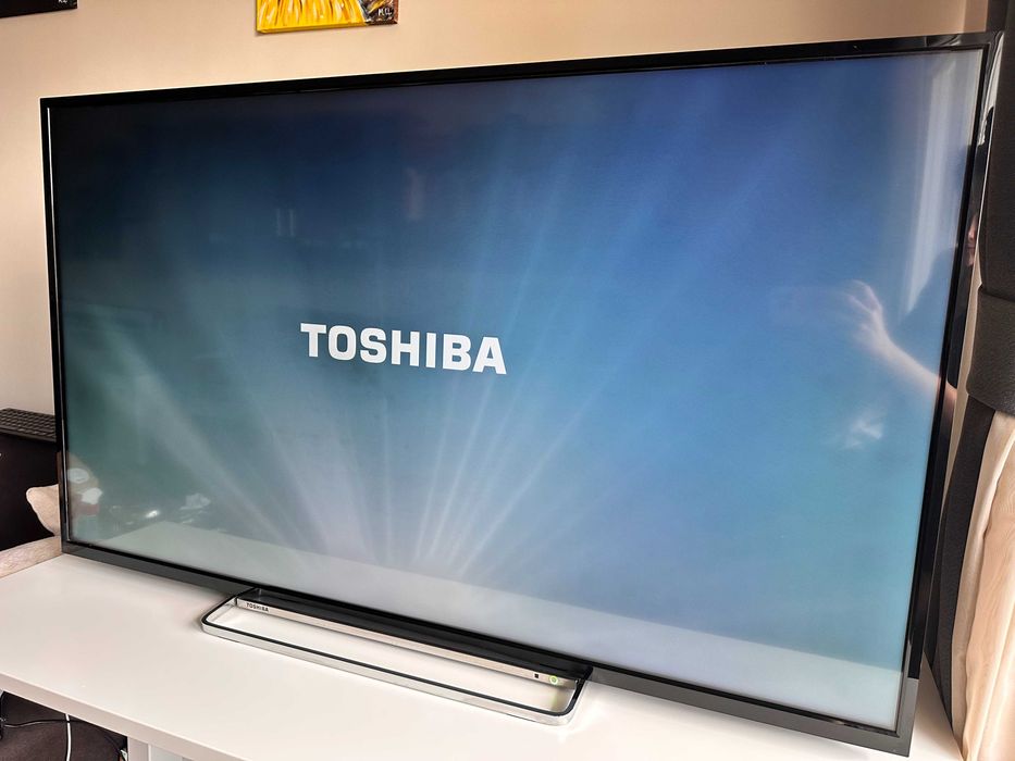 Смарт телевизор Toshiba 49" (2019) - отлично състояние