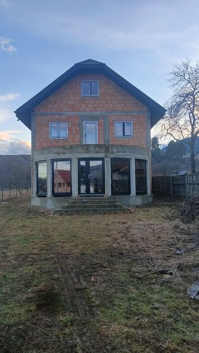 Casă la roșu+geamuri, de vânzare