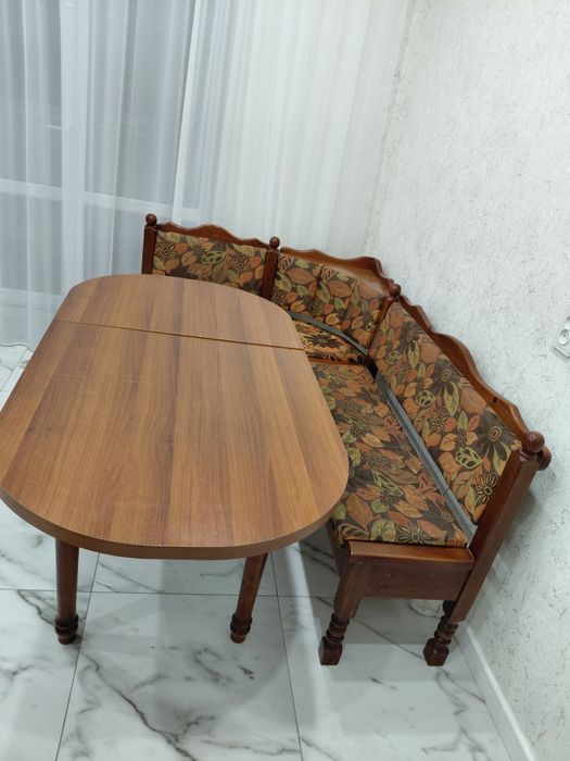 Продам угловой диван со столом