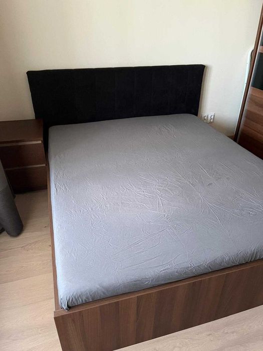 Pat matrimonial 160x200 cu tăblie tapițată și sertare