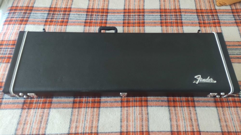Куфар за бас китара Fender Pro P/J BASS Case