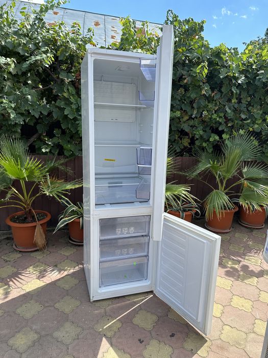 Vând frigider beko 2 metri
