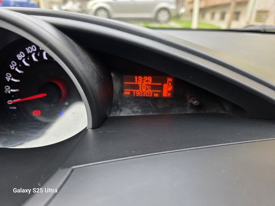 Продавам Тойота Версо