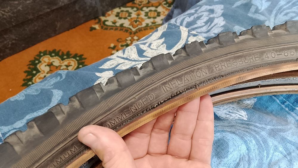 Продам покрышки пару на велосипед в хор на одном разошёлся немного