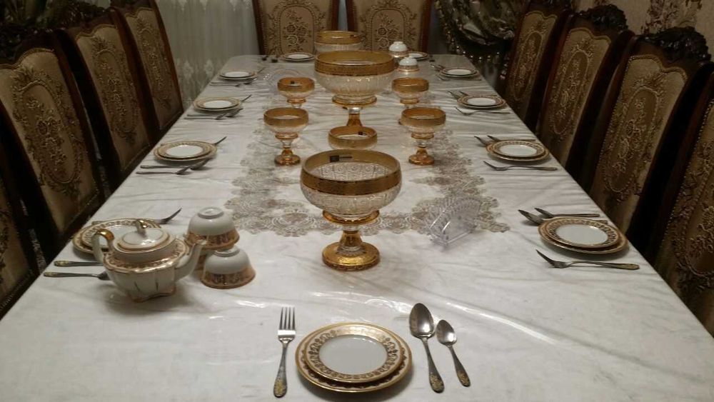 Стол, 10 стул жуда яхши холатда
Cтол и 10 стульев в отличном состоянии