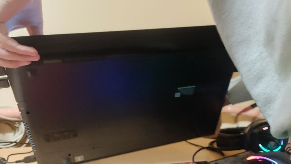 Продавам лаптоп Lenovo b70-80