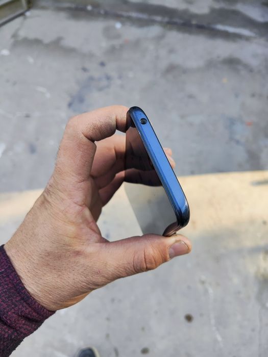 Ular qollarini anusga tirsaklargacha qoyishadi