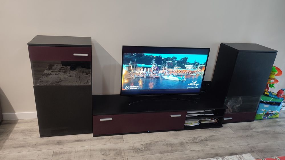 Секция с монтаж на стената