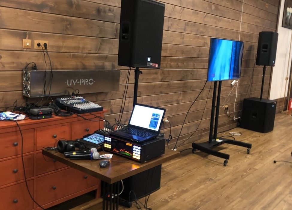 Настройка и установка караоке систем акустики и систем усиления.