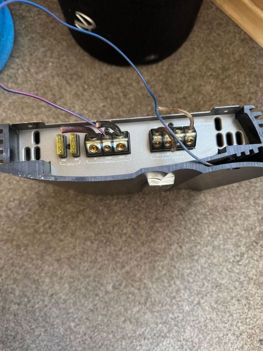 сабвуфер марки Инфинити, усилитель