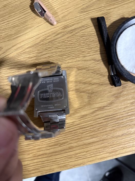 Fesitina с позлатен циферблат