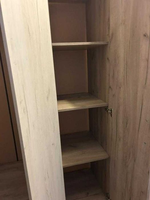 Трикрилен гардероб и скрин – екрю/светлокафяви, леко винтидж