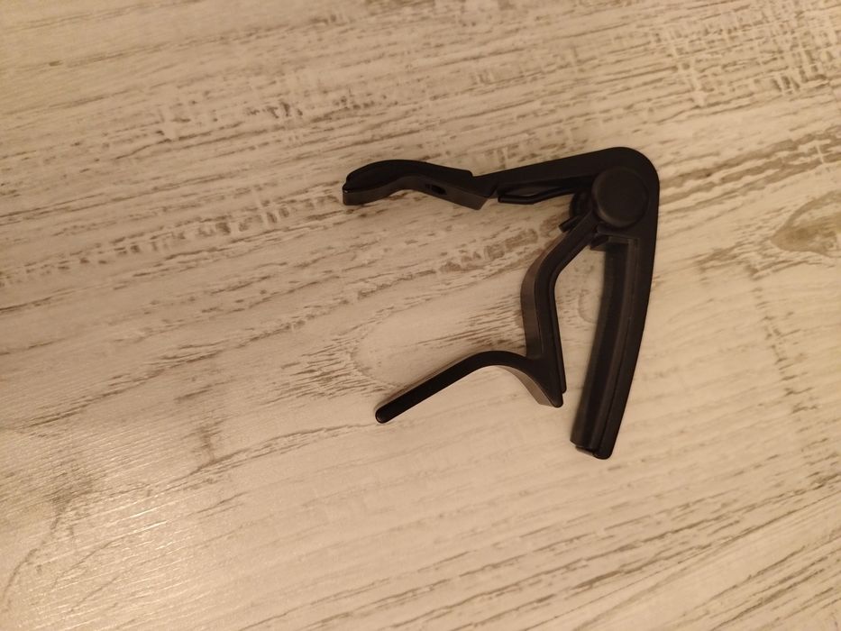 Chitară aproape nouă