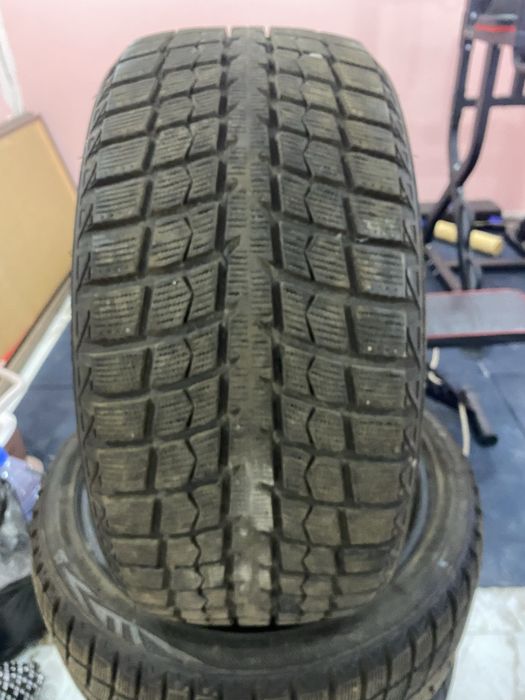 Продам шины зимный размер 255/40 R19