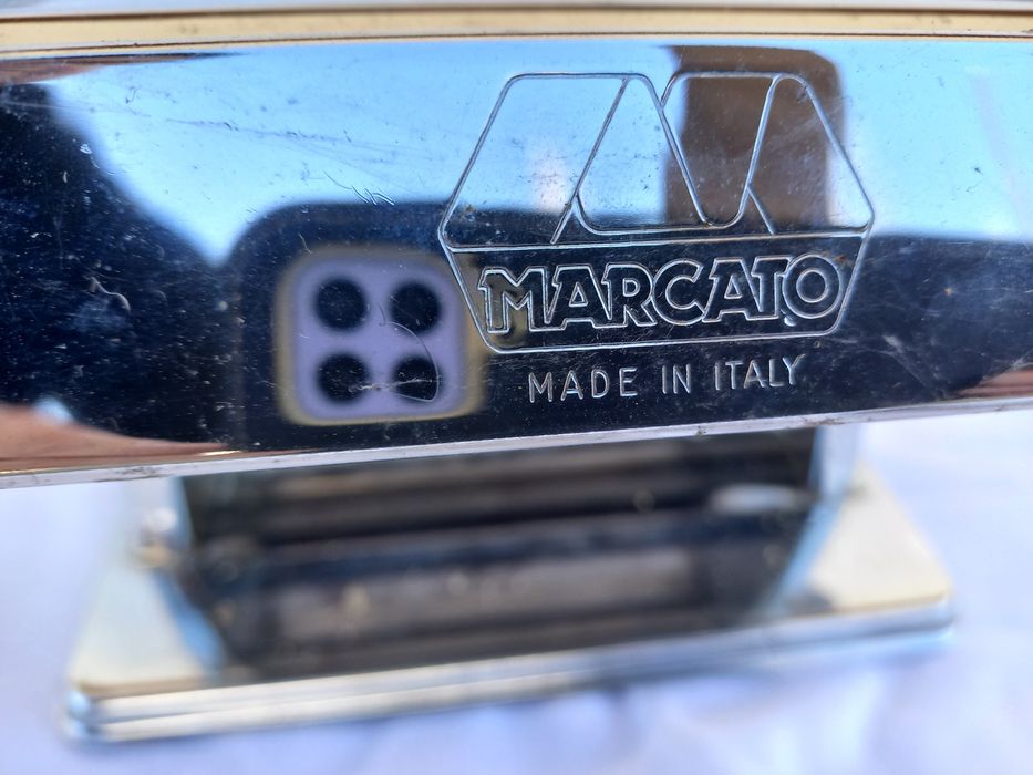 Maṣină pentru făcut paste ṣi tăiței