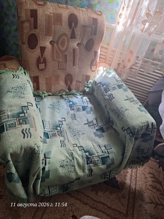 Мягкоя мебель,стол .