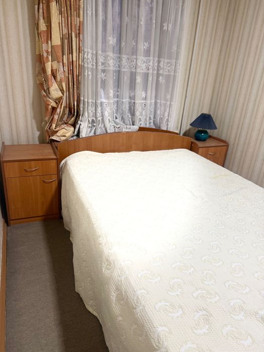 Кровать и тумбочки